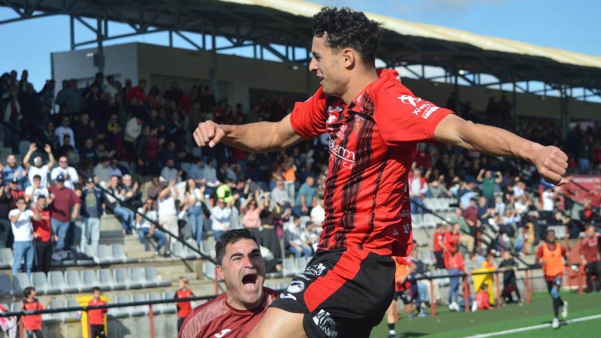 Zaca, jugador del Salerm, celebra el tanto ante el Almería B.