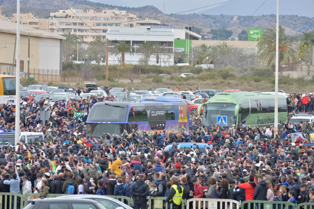 Miles de aficionados reciben con vítores a los autobuses del Elche CF y del Barcelona CF