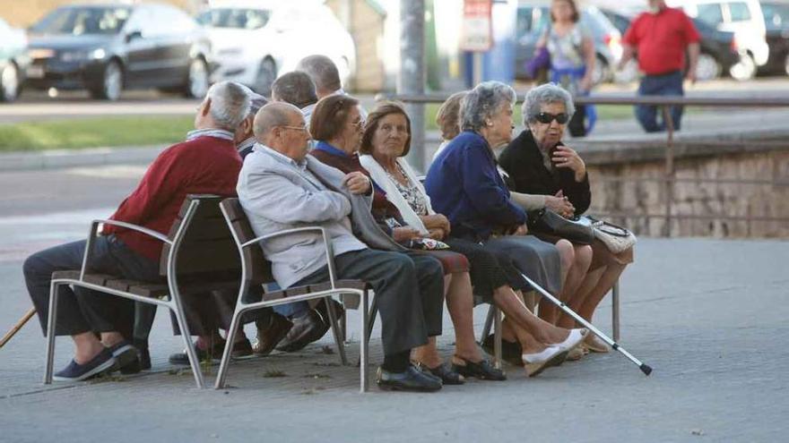 Un grupo de jubilados en la capital, ayer.