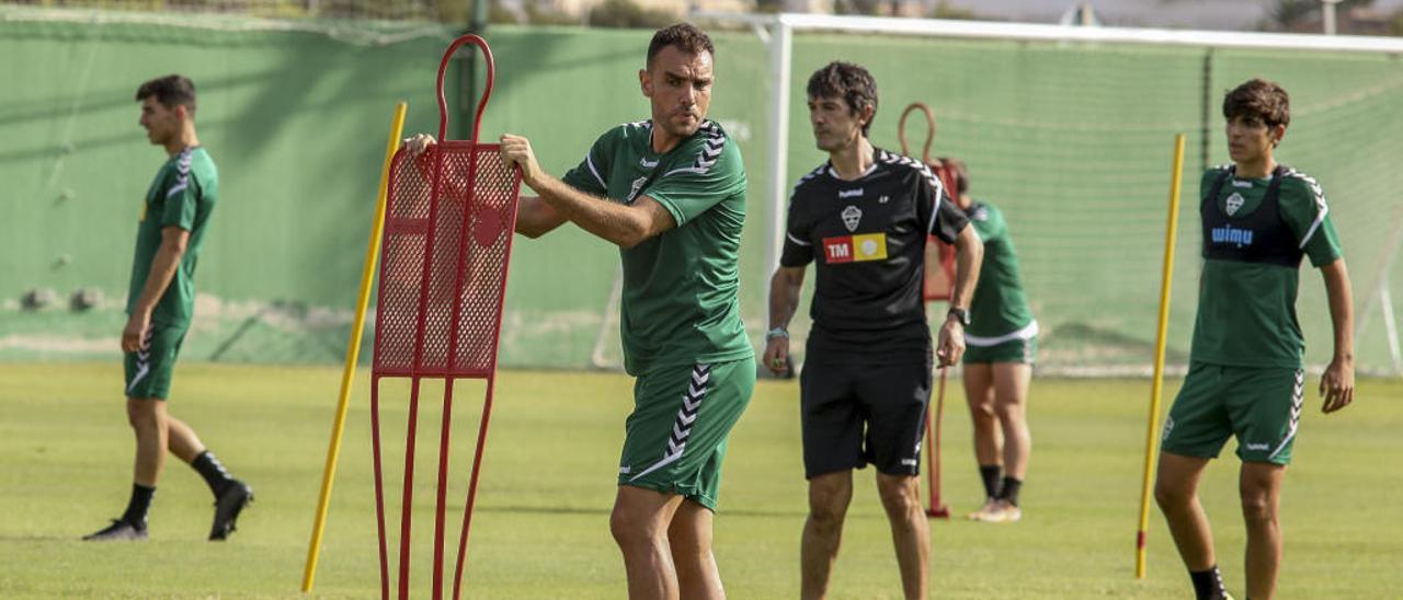 El capitán Gonzalo Verdú, el técnico Pacheta y Gonzalo Verdú, en el entrenamiento del viernes.