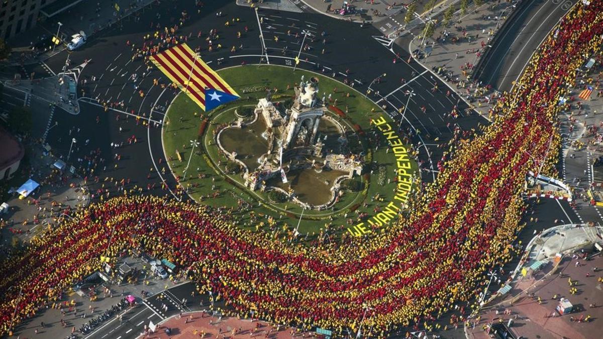 Manifestación de la Diada, a su paso por la plaza de Espanya, el 11 de septiembre del 2014