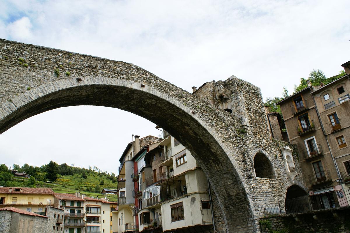 El Pont Nou de Camprodon, al fons, punt d’inici i final de la ruta.