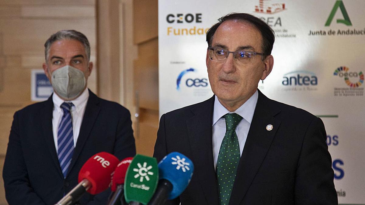 El presidente de CEA, Javier González de Lara (d), y el consejero de la Presidencia, Elías Bendodo.