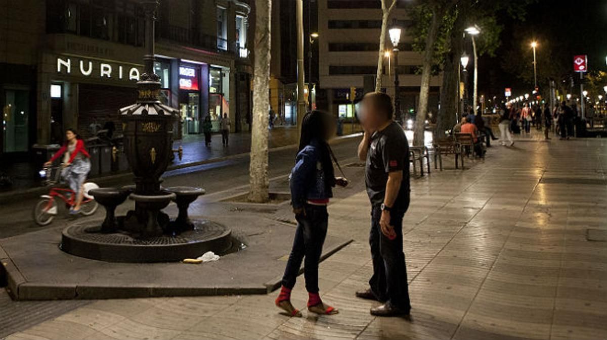 Una prostituta y un cliente, en las Ramblas de Barcelona.