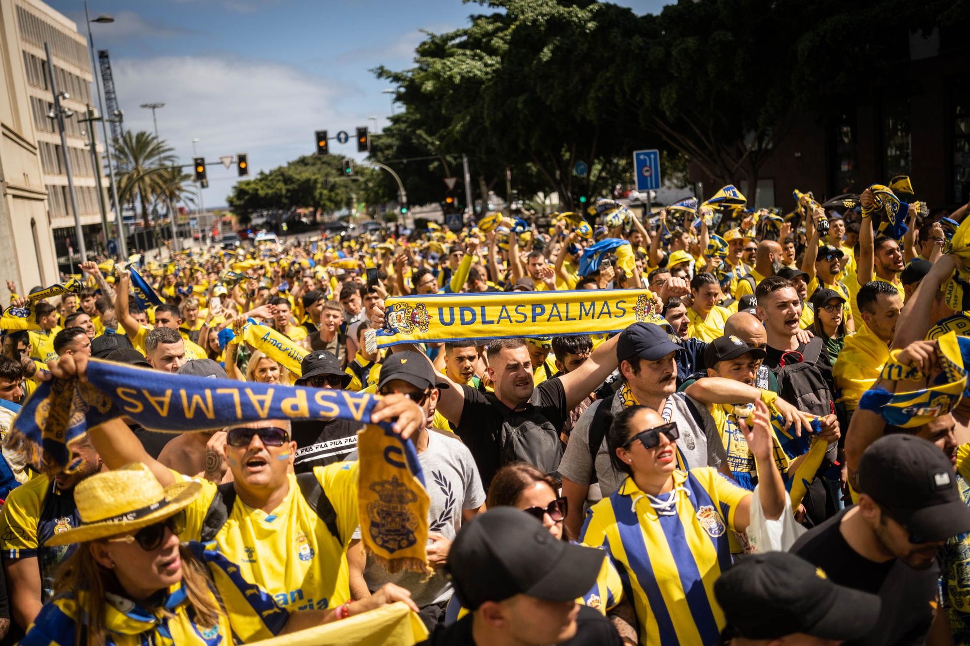 Los aficionados de la UD Las Palmas se dirigen al Heliodoro