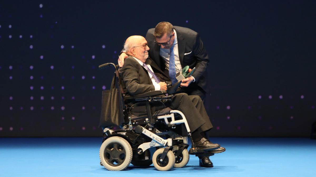 Eloy Fernández Clemente recibe el premio Aragonés de Honor 2022 de manos de Nicolás Espada, director de EL PERIÓDICO DE ARAGÓN.