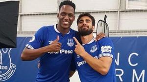 Yerry Mina y Andr’Gomes posan con la camiseta del Everton.