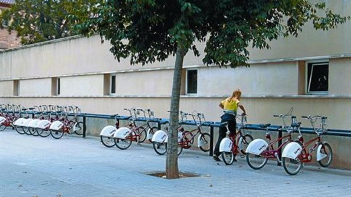 Una inspectora del Bicing comprueba el anclaje correcto de las bicis en el parque del Clot, ayer.