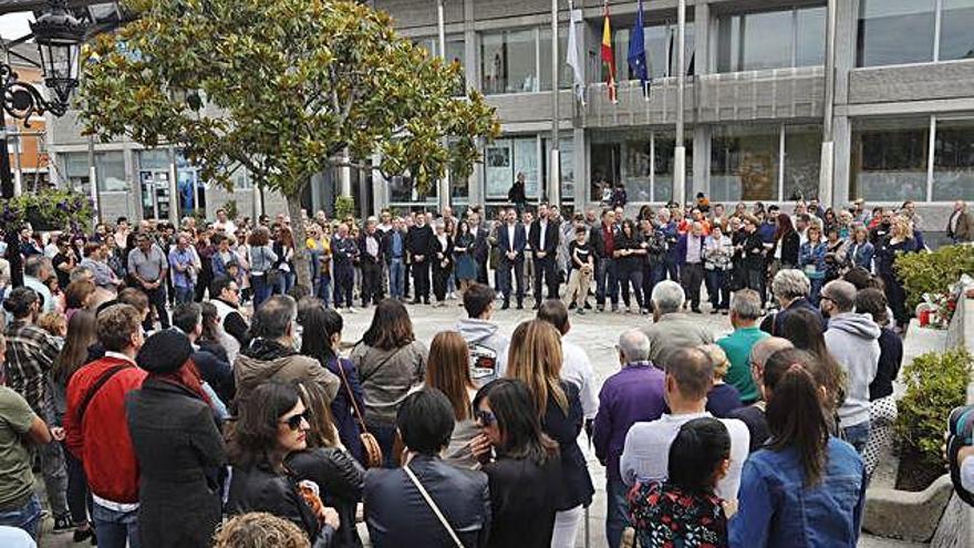 Más de 200 vecinos participaron ayer en la concentración en recuerdo de Soufian Mraha frente al Concello de Salceda.