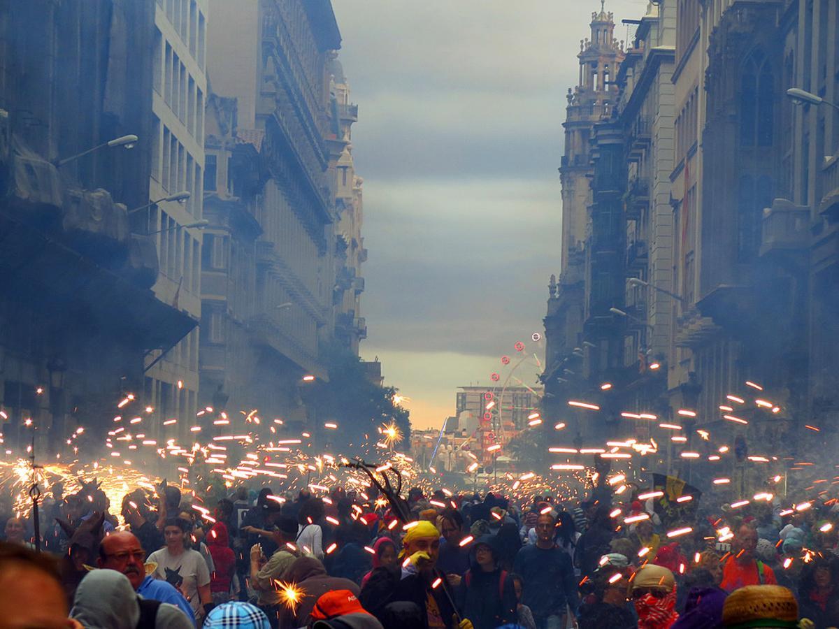 CORREFOC INFANTIL DE LA MERCE CON AMENAZA DE LLUVIA