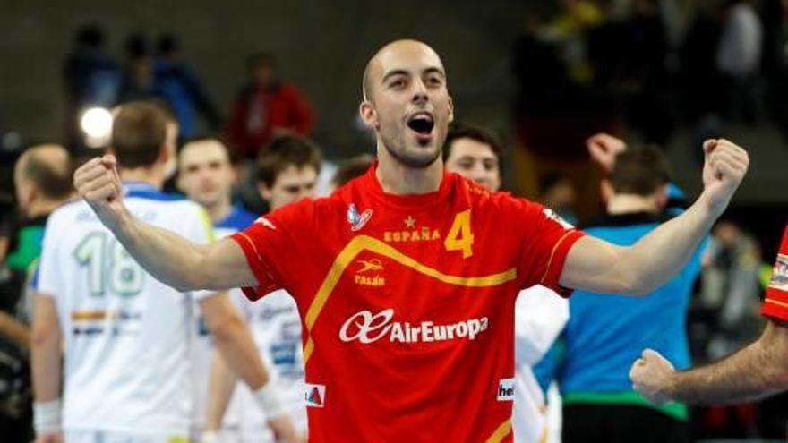 Albert Rocas, celebrant una victòria amb la selecció espanyola.