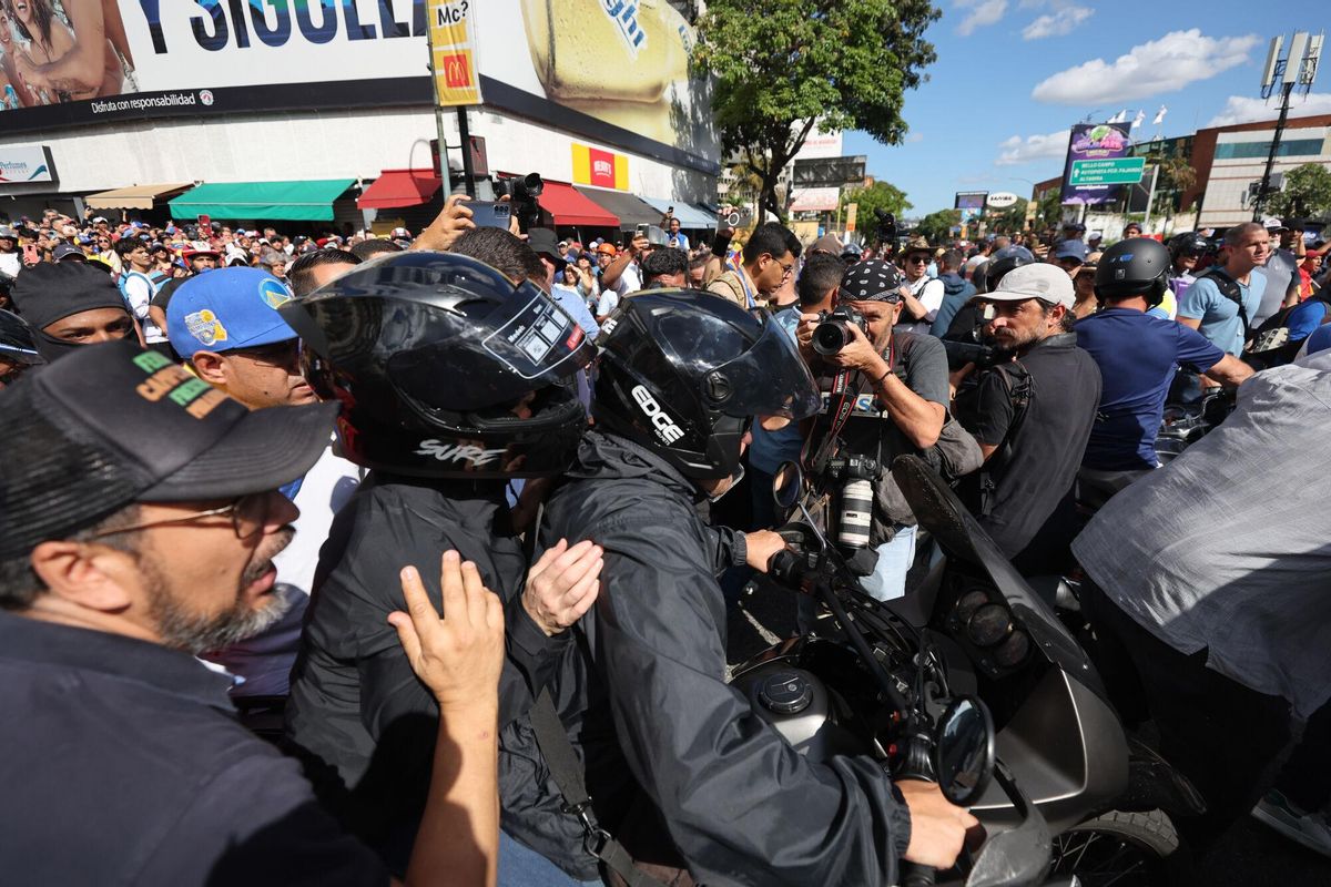 AME9812. CARACAS (VENEZUELA), 09/01/2025.- La líder antichavista María Corina Machado (c-i, casco negro) se retira de una manifestación este jueves, en Caracas (Venezuela). Machado anunció, a un día de la toma de posesión presidencial, el comienzo de una nueva fase del proceso para la libertad de Venezuela, y pidió a los ciudadanos estar atentos a las señales sobre los próximos pasos. EFE/ Miguel Gutiérrez