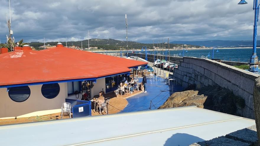 Una vista del puerto y del edificio del Club Náutico de San Vicente.