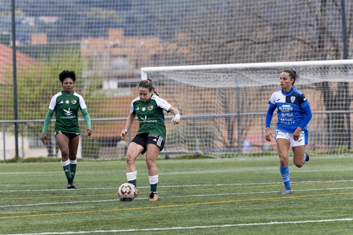 Leivis, a la izquierda, durante un Cacereño Femenino-Alhama.