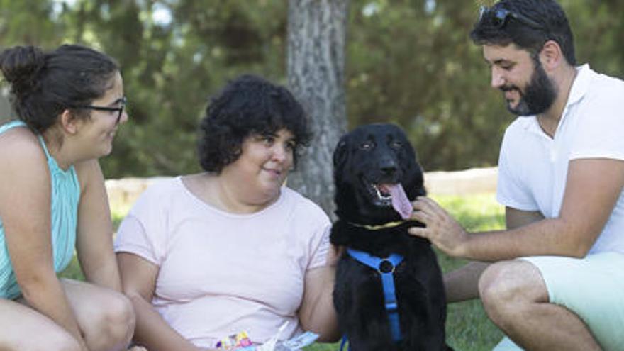 La perra McKenzie junto a Mónica. Sandra y su pareja, Adrián, les acompañan.