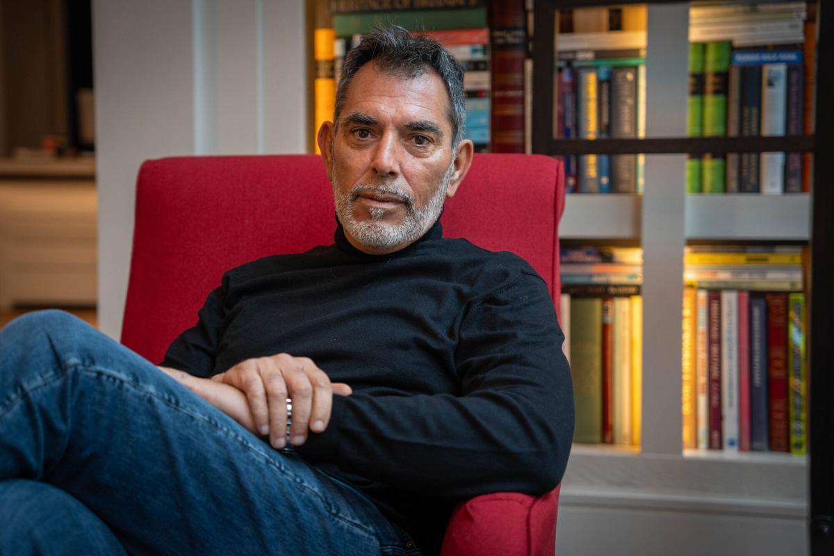 Barcelona. 20 de enero del 2026. Retratos de Víctor del Árbol, escritor de novela negra. Fotos de Sandra Roman