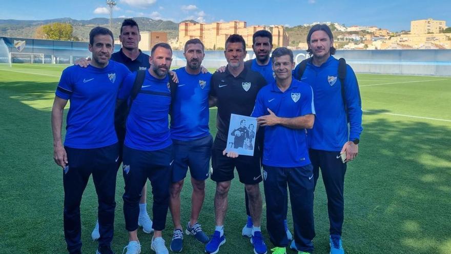 Los exjugadores del Málaga rinden homenaje a Arnau