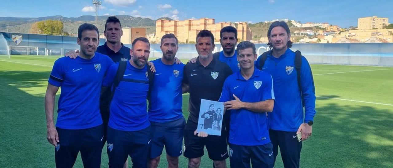 Por la izquierda, Iznata, Calatayud, Apoño, Gaitán, Contreras, Juanito, Valcarce y De los Santos, ayer en el campo anexo a La Rosaleda. | X. Fernández