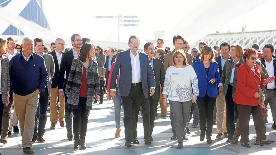 El presidente del Gobierno, Mariano Rajoy, a su llegada ayer a l&#039;Hemisfèric junto a Bonig, Betoret, Levy, Casado, Arenas, Bastidas, Císcar y De Cospedal.