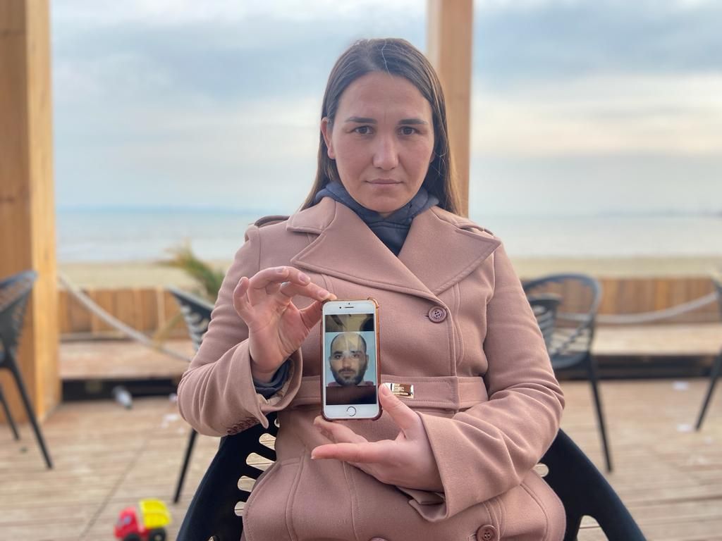 Majlinda, hermana del joven albanés muerto en el Hospital del Mar en extrañas circunstancias, posa con una foto de su hermano en el móvil en Tirana.