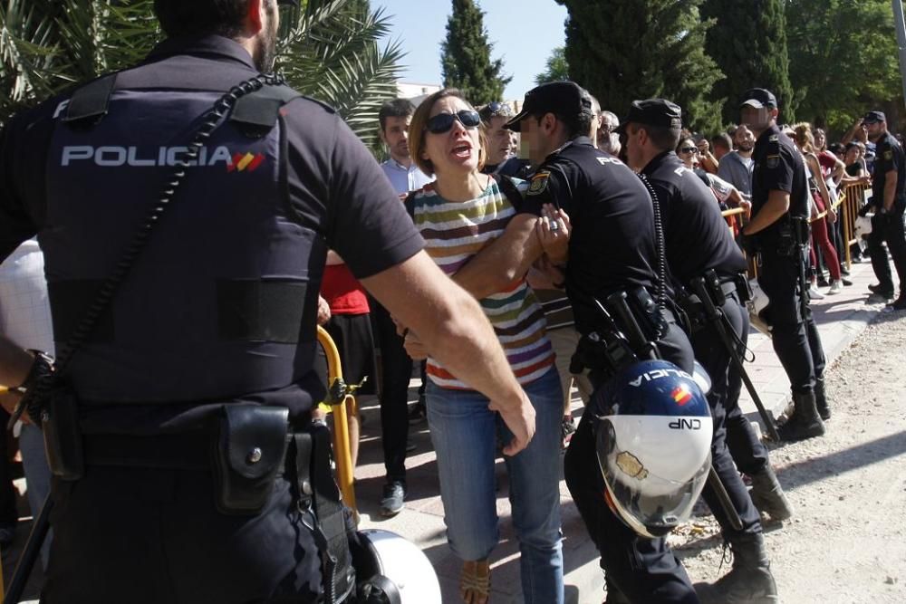 Dos vecinos y un policía heridos durante las prote