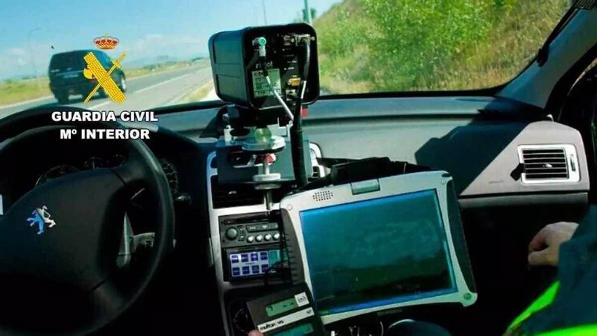 Detectan a un motorista circulando en Irixoa a 208 kilómetros por hora en una zona limitada a 70