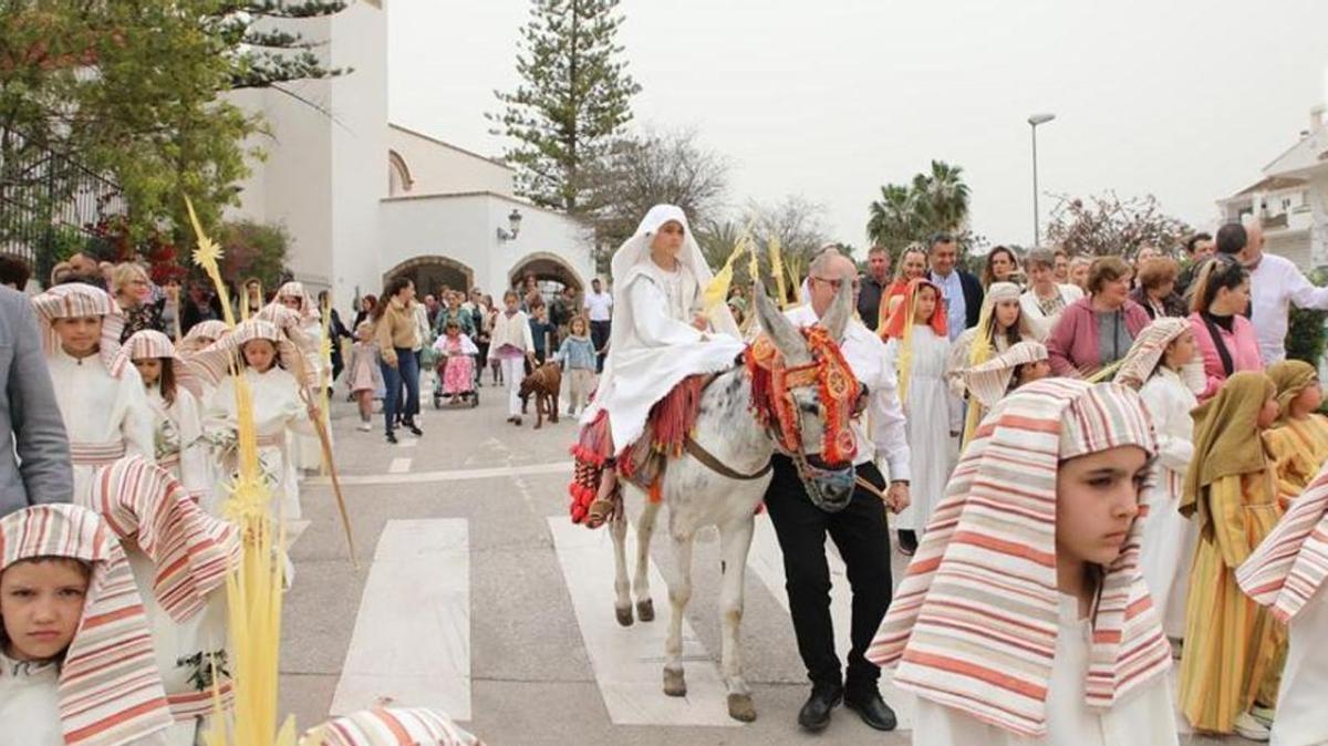 La Pollinica Viviente sale de la parroquia Virgen Madre, en Nueva Andalucía.