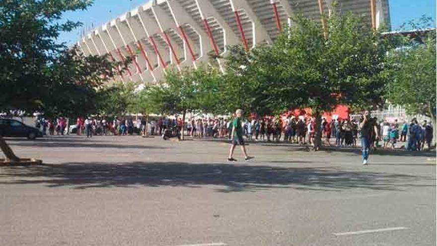 Colas desde primera hora para comprar entradas del Mallorca