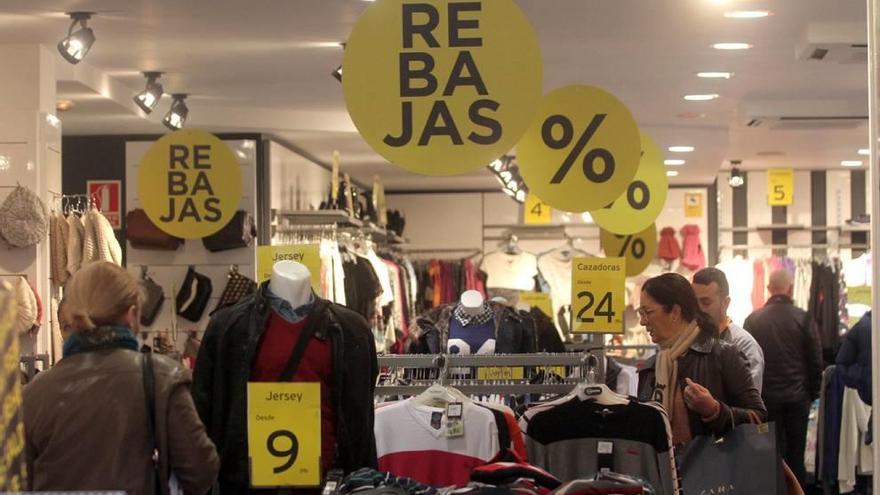 Los clientes aprovecharon las rebajas de última hora para hacer sus compras en el centro.