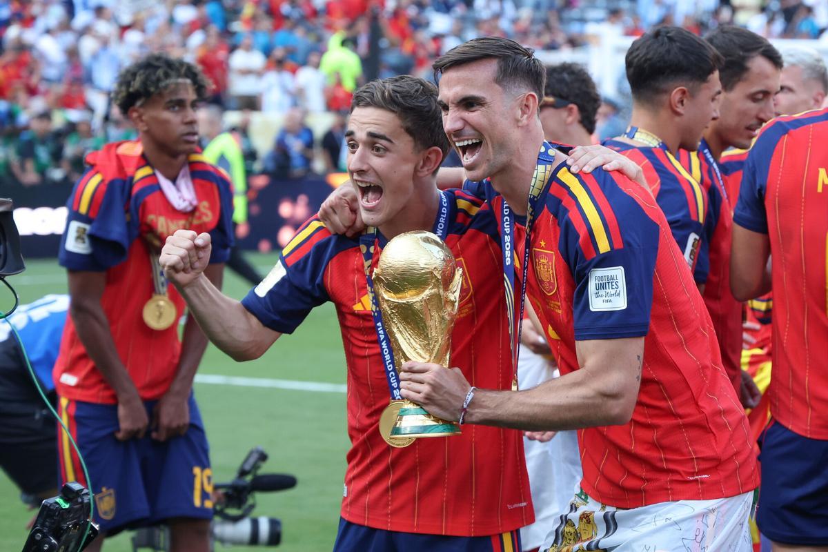 (Foto de ARCHIVO) Gavi #9 and Fabian Ruiz #8 of Spain with the trophy following the FIFA World Cup 2026 Final football match between Spain and Argentina on July 19, 2026 at New York New Jersey Stadium, MetLife Stadium in East Rutherford, New Jersey, United States - Photo Jean Catuffe / DPPI AFP7 19/07/2025 ONLY FOR USE IN SPAIN. Jean Catuffe / DPPI / AFP7 / Europa Press;2026;ARGENTINA;ARGENTINE;COUPE;cup;ESPAGNE;FIFA;FINAL;FINALE;FOOT;football;MONDE;mondial;Soccer;Spain;Sport;WORLD;FOOTBALL - WORLD CUP 2026 - FINAL - SPAIN v ARGENTINA