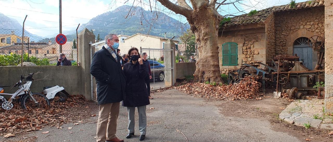 El alcalde Carlos Simarro y la consellera Fina Santiago, durante una visita a las instalaciones.