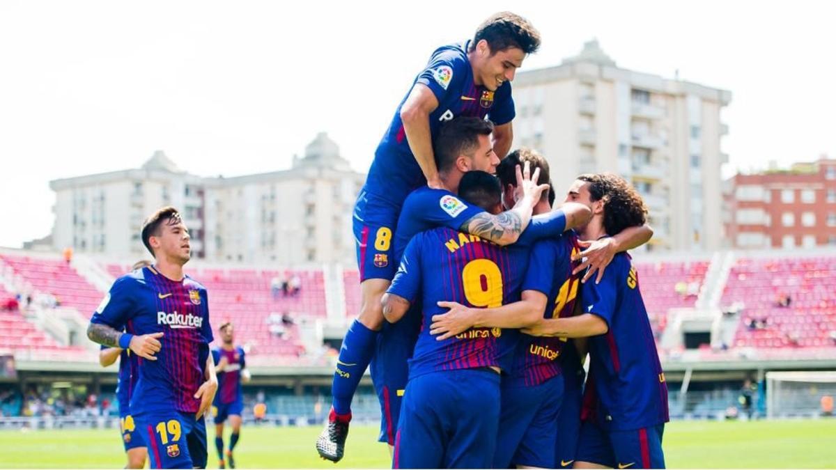 Los jugadores del Barça B celebran uno de los goles al Cádiz en el Mini.