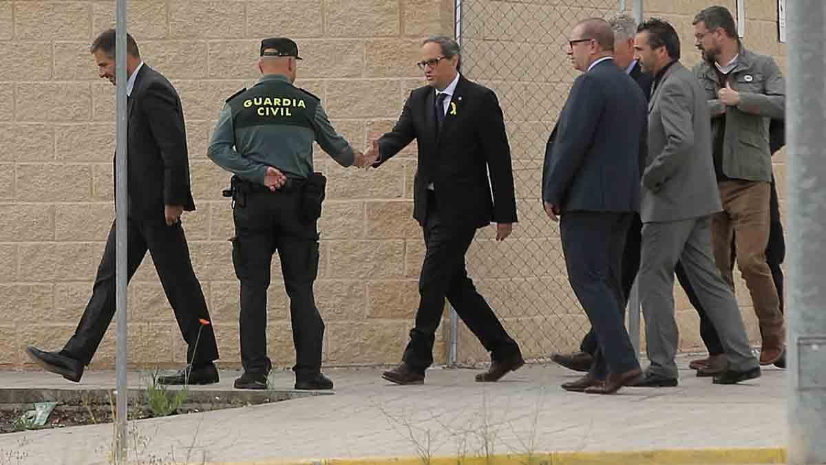 El president català, Quim Torra, ha arribat a les 9.25 hores a la presó d’Estremera, on visitarà els exconsellers Oriol Junqueras, Joaquim Forn, Raül Romeva, Josep Rull i Jordi Turull. També anirà a veure als empresonats a Alcalá-Meco i Soto del Real.
