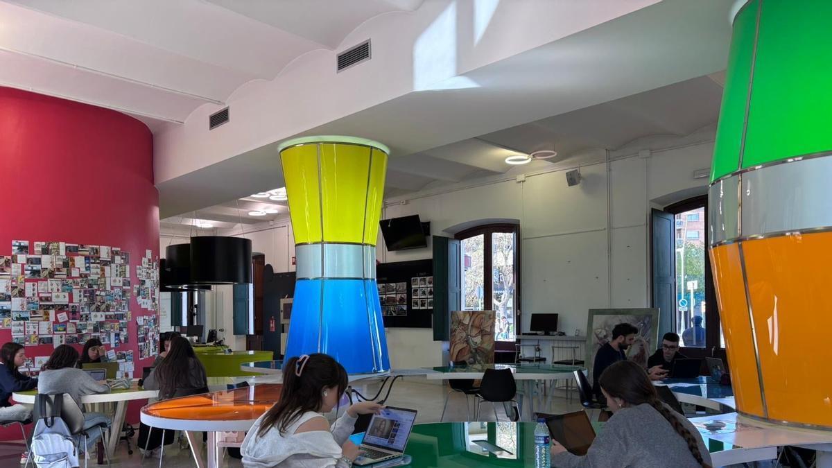Interior de l’Estació Espai Jove de Girona.