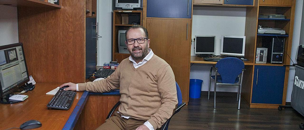 Luis Ridavulla, en el estudio donde realiza las digitalizaciones.   | // BERNABÉ/ANA AGRA