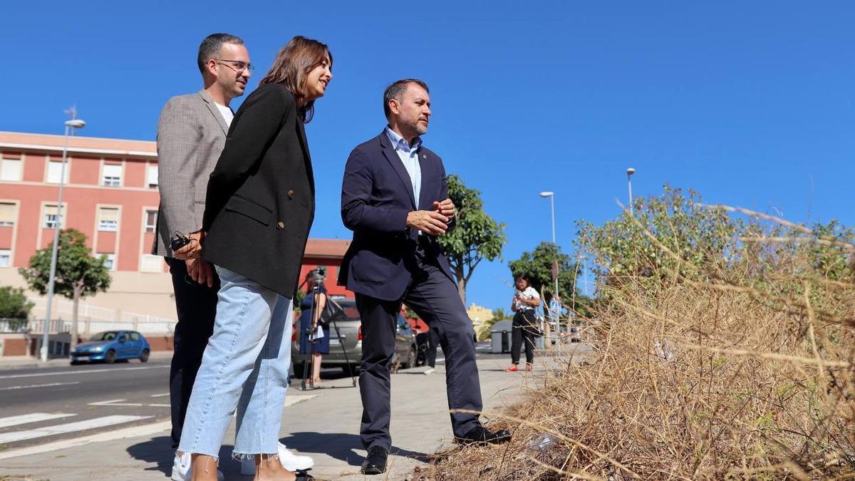 El candidato de CC a la Alcaldía de Santa Cruz y dos miembros de su equipo, Charín González y Javier Rivero.