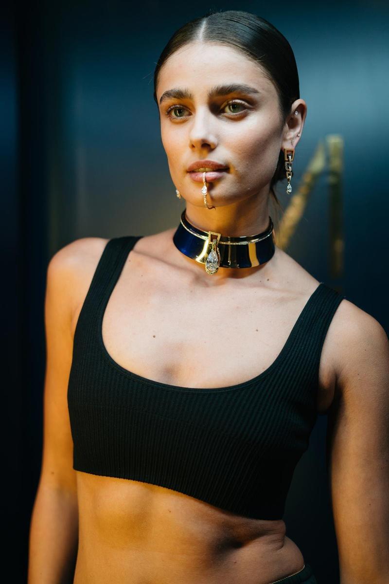 La modelo Taylor Hill preparándose en el backstage para el desfile de Messika