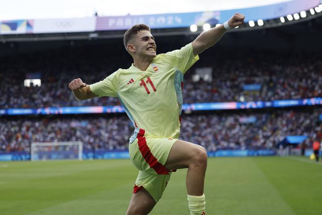 El español Fermín López celebra tras anotar el gol del empate ante Francia durante el partido por la medalla de oro de los Juegos Olímpicos de París 2024 que Francia y España disputan este viernes en el Parc des Princes, de Paris . 