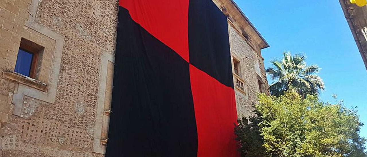 Una gran bandera de Pollença ondea en el Ayuntamiento.