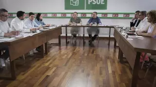 Cierre de filas de los secretarios provinciales con Espadas mientras se prepara el congreso del PSOE andaluz