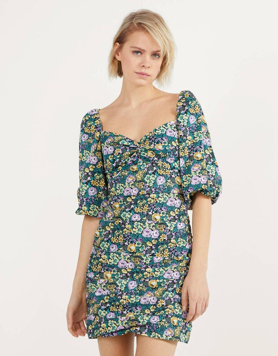 Vestido de las rebajas de Bershka con estampado floral y escote corazón