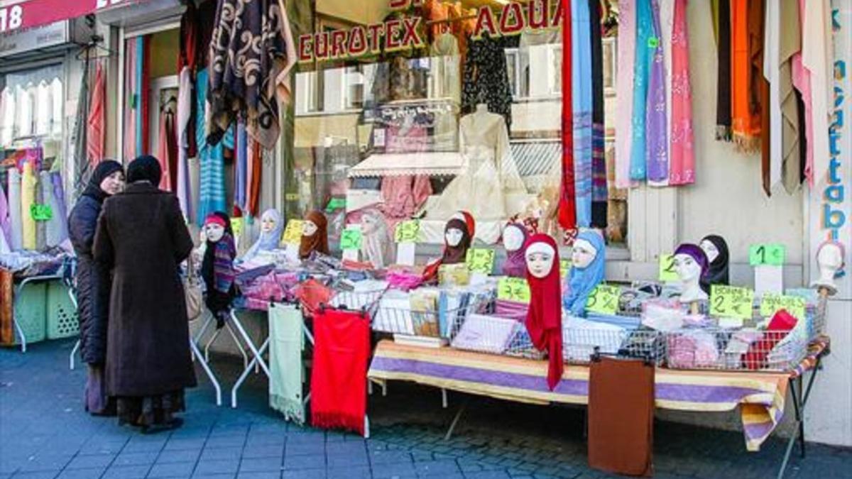 Tienda de pañuelos musulmanes en la Rue de Brabant, en Bruselas.