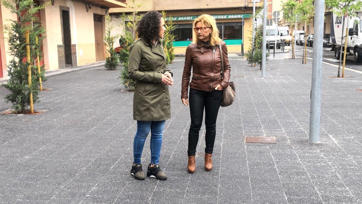 La alcaldesa, Merche Galí (i), pasea por la remodelada plaza junto a la concejala Carmina Martinavarro.