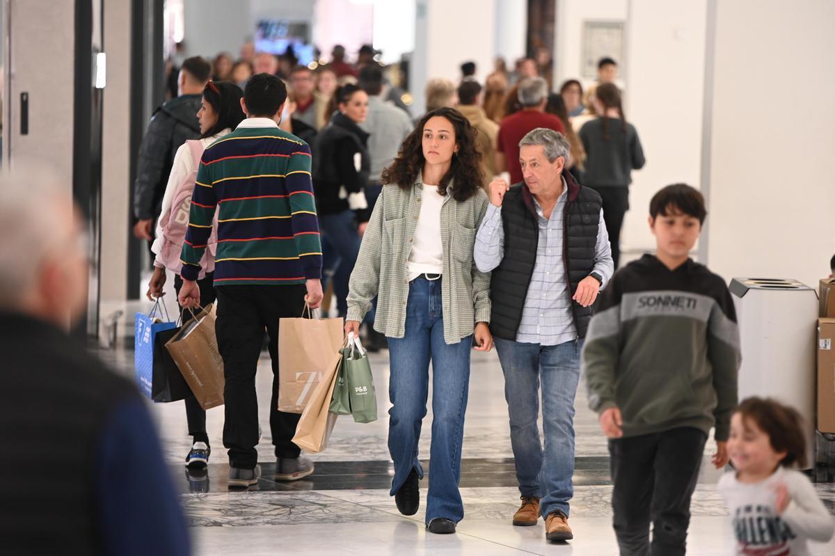 Los centros comerciales como la Salera estuvieron llenos este viernes