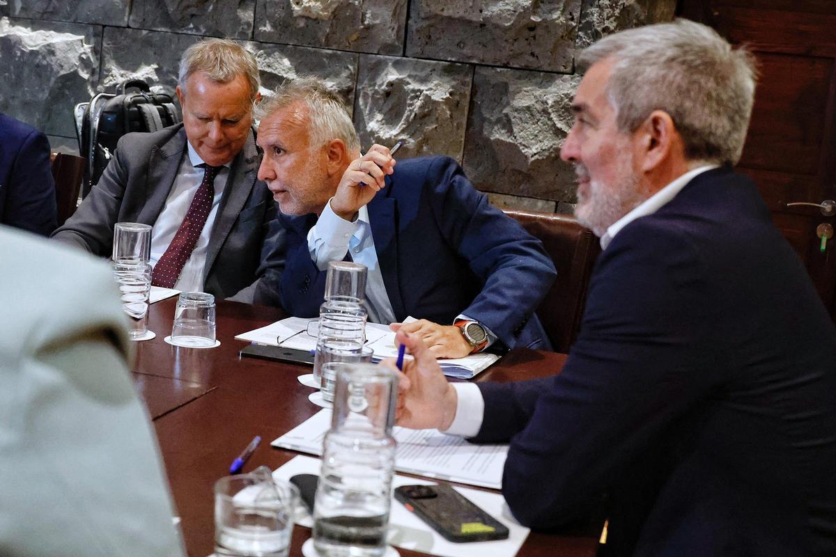 Foto de archivo de una reunión del presidente Fernando Clavijo (d) con su antecesor y ahora ministro Ángel Víctor Torres (c).