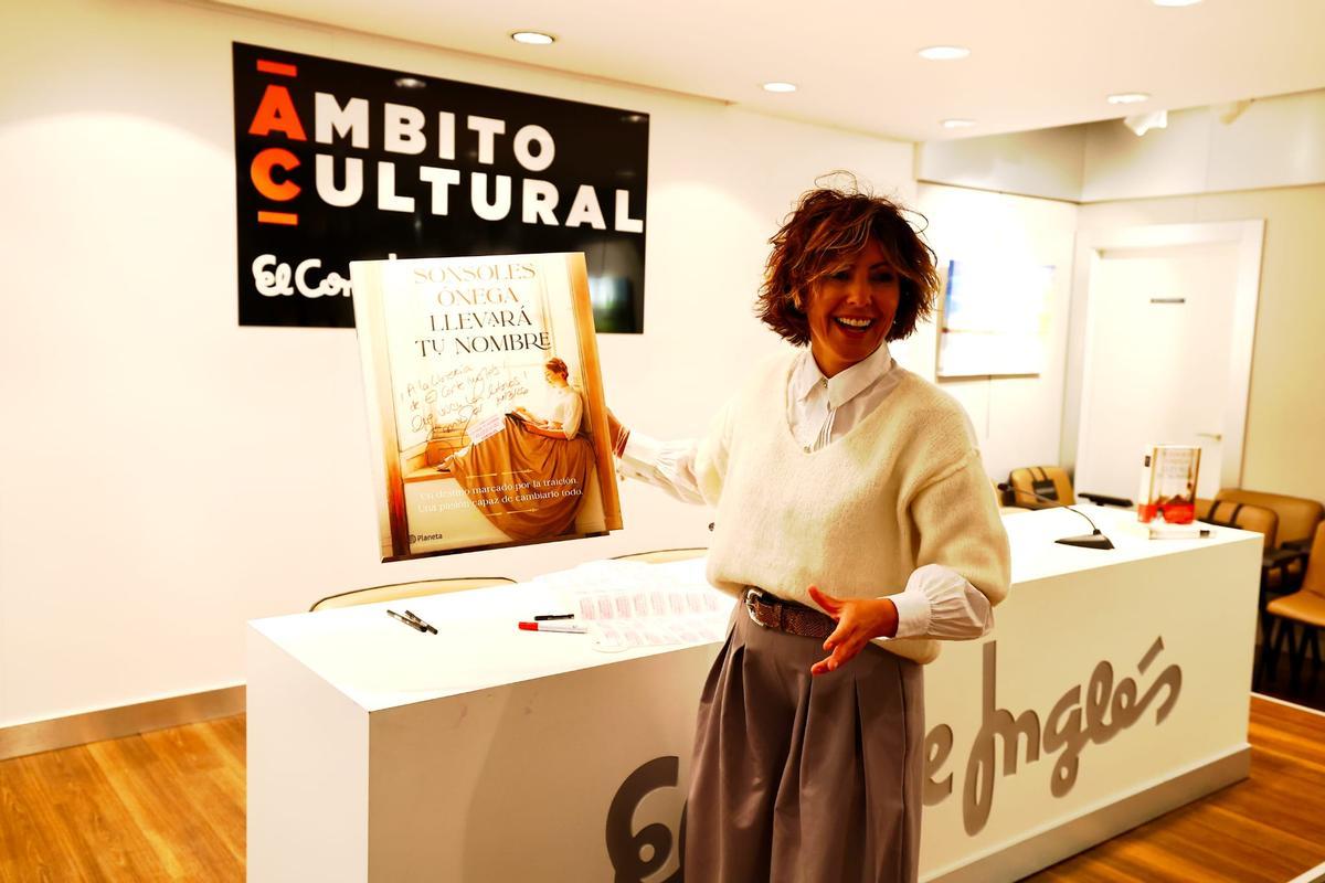Sonsoles Ónega desata pasiones en su firma de libros en Zaragoza