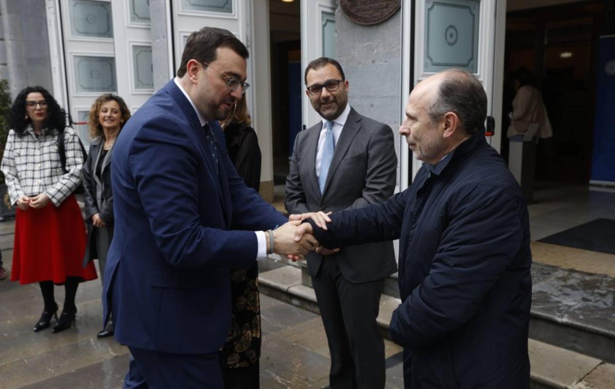 Adrián Barbón saluda a Ignacio Villaverde a su llegada al Campoamor.