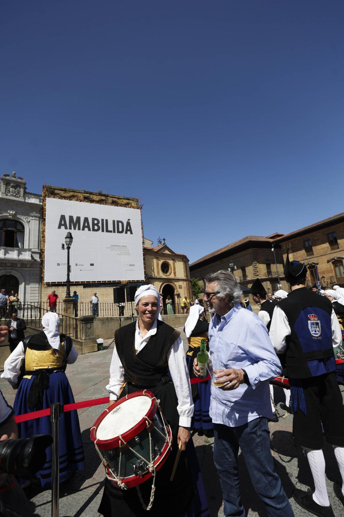 Oviedo levanta el brazo para un escanciado popular con más de un millar de personas por el Día Mundial de la Sidra, en imágenes