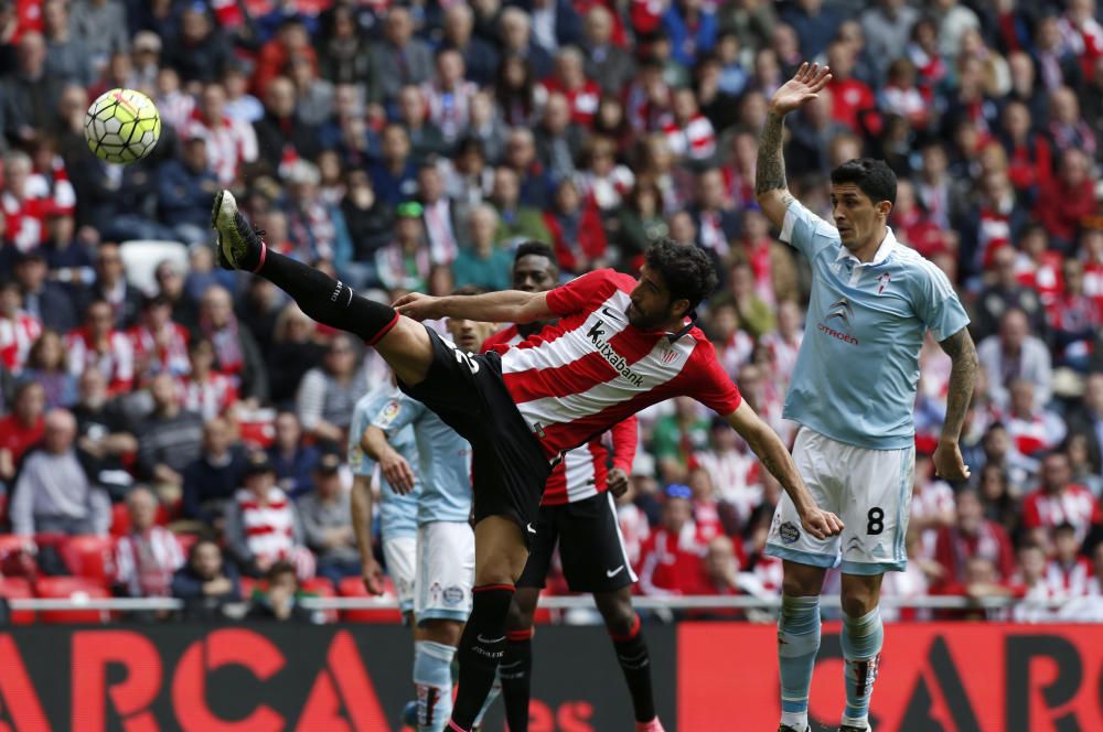 El Athletic le arrebata la quinta plaza a los celestes en un partido marcado por la expulsión de Cabral