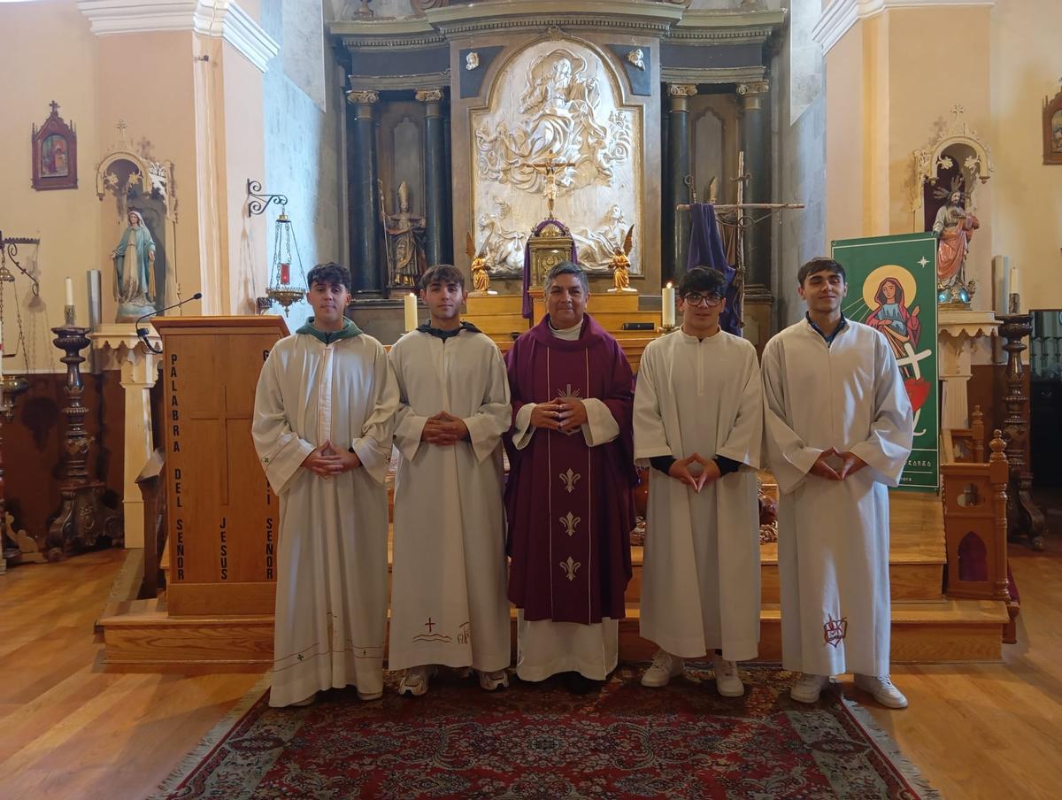 Magno Villacrés con vairos monagillos.